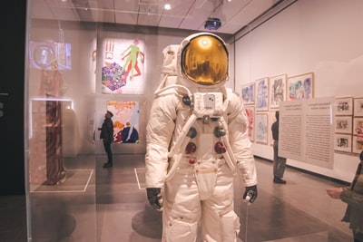 博物馆展出的白色宇航服